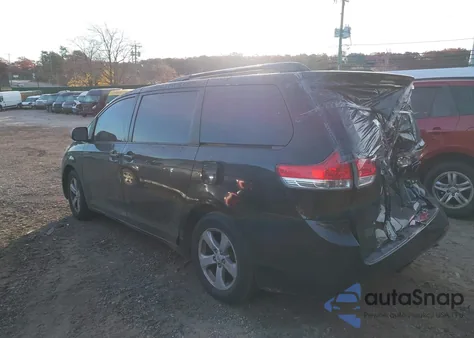 2011 Toyota Sienna Le V6 z USA, uszkodzony, nr VIN 5TDKK3DC2BS021747